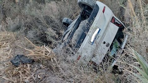 Una mujer volcó con su auto en Pocito y terminó adentro de un canal