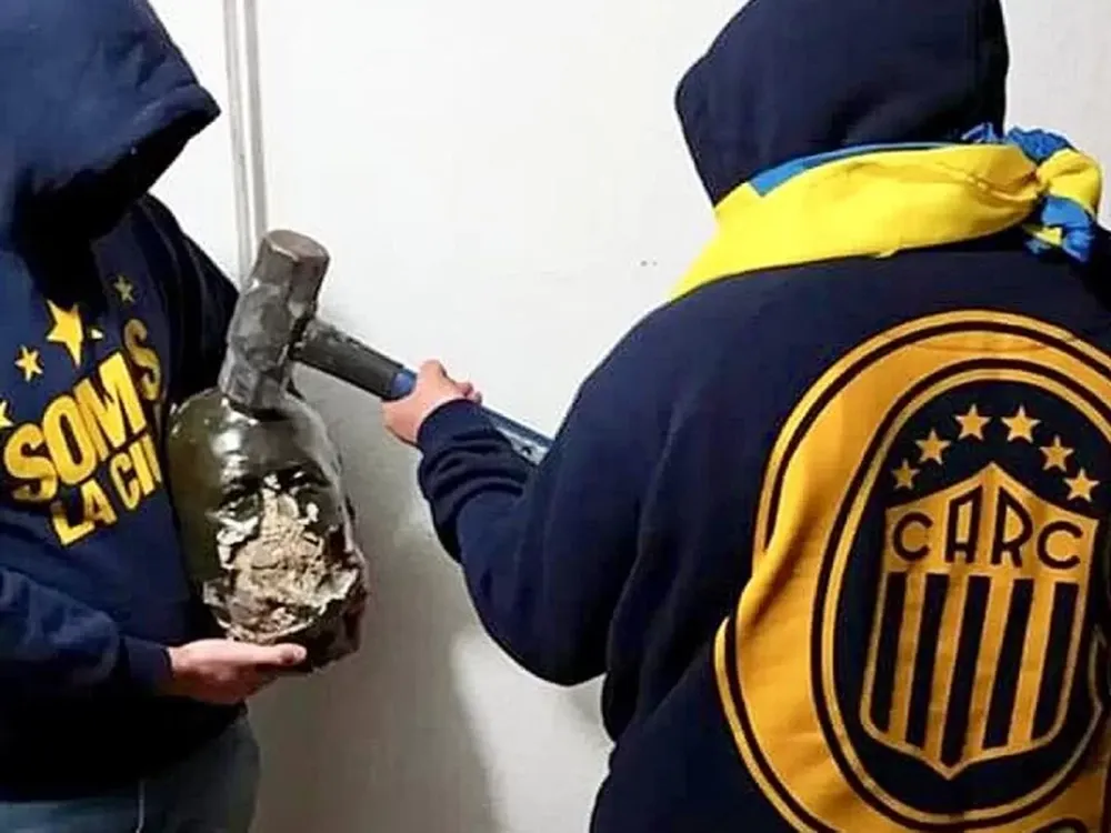 Decapitaron el busto de Isaac Newell y subieron fotos a las redes