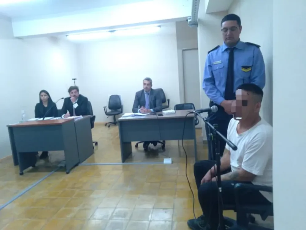 El acusado (derecha) reconoció su culpa en un juicio abreviado y recibió 8 años de cárcel.