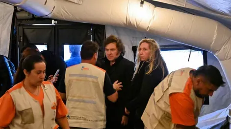 Milei recorrió las zonas más afectadas de Bahía Blanca en un viaje de estricta reserva y volvió a Capital Federal