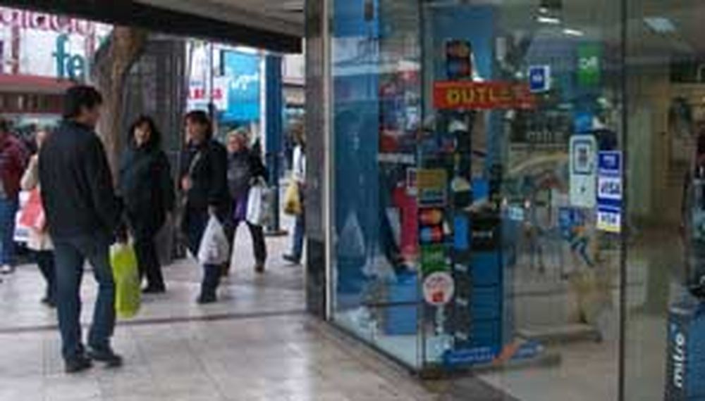 En el primer día del outlet, el frío le ganó a las rebajas