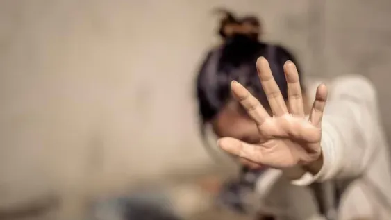 Agredió a su pareja para sacarle dinero y seguir tomando: “Cag…, se te va a podrir el rancho”