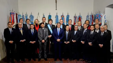 Javier Milei junto a los gobernadores durante el Pacto de Mayo.-