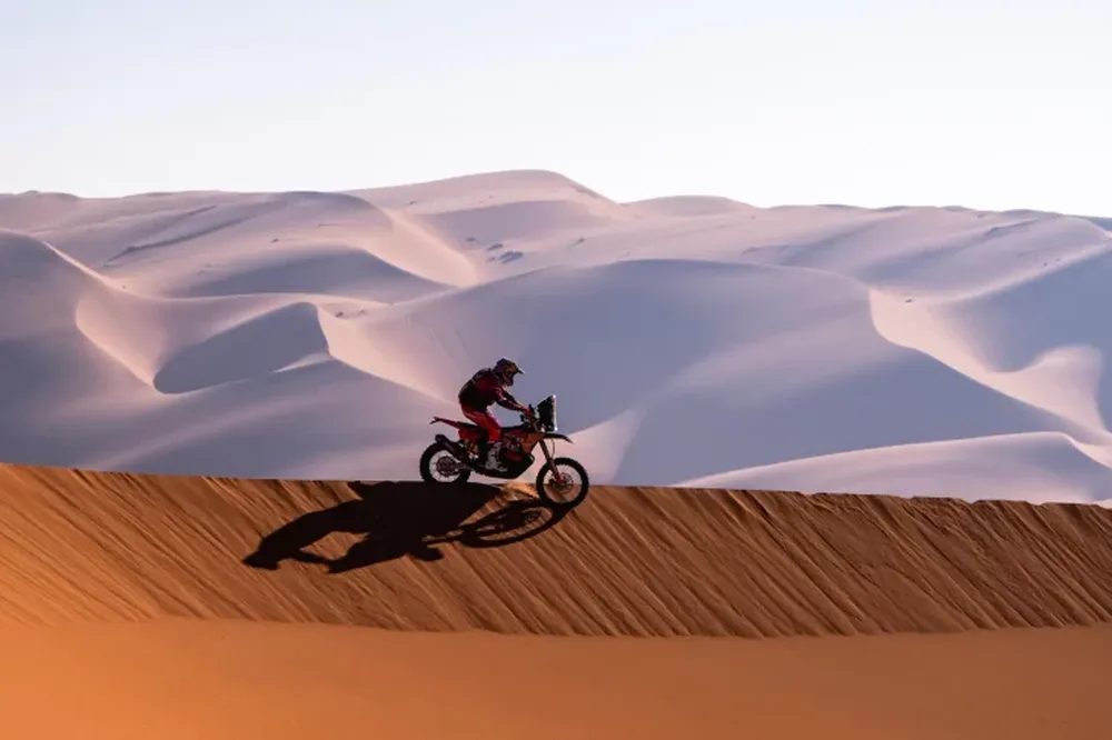 Kevin y Luciano Benavides, en el primer pelotón al promediar la maratón en el desierto