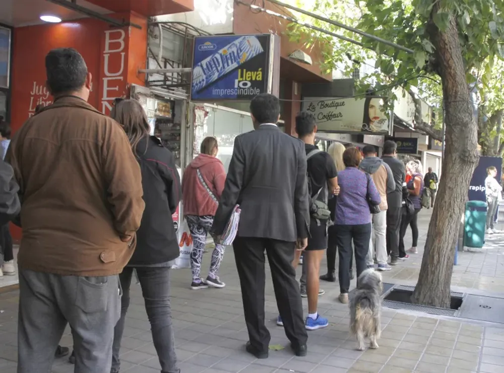 El dólar blue llegó a negociarse en los $505 en la provincia en operaciones informales