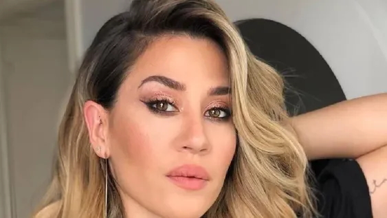 Jimena Barón le dio la espalda a la cámara y exhibió su “ancho de espadas”