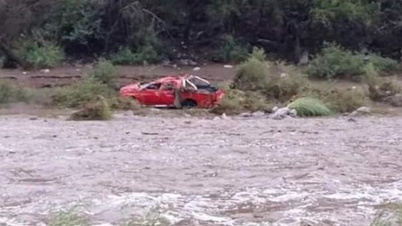 Valle Fértil: creció el río y se llevó la camioneta de un grupo de turistas