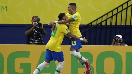 Brasil sigue firme, Uruguay se cae