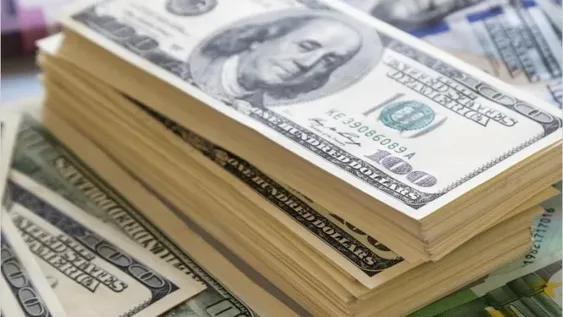 El dólar blue se negoció con la baja de un peso