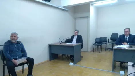 Diario de Cuyo | Daniel Catalini (izquierda) perdió la camioneta hurtada que comerció y deberá pagar medio millón de pesos para zafar del caso.