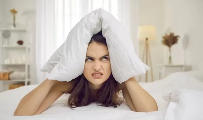 Quejarse, el hábito cotidiano que según los científicos daña el cerebro