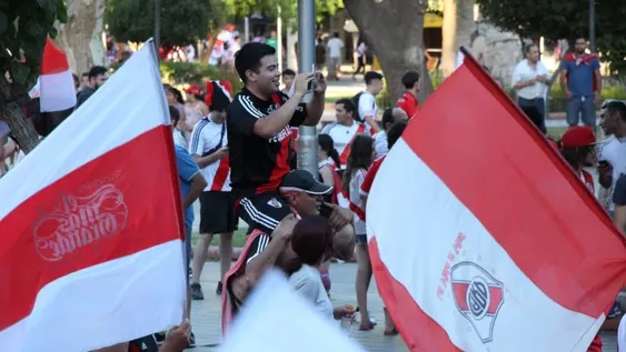La Plaza 25 de Mayo vestida de rojo y blanco