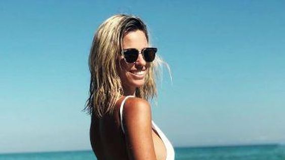 Rocío Guirao Díaz, de colaless con su amiga en la playa
