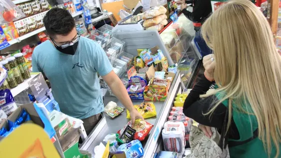 Por la crisis, la gente compra menos carne, enlatados y artículos de cuidado personal