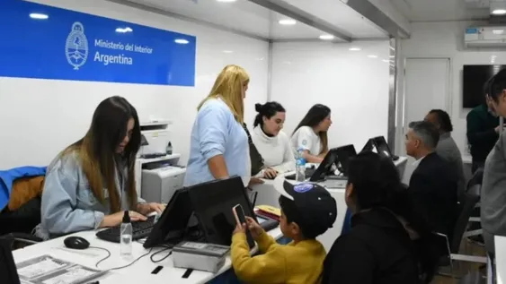 El camión para tramitar el DNI gratuito y el Pasaporte llega ahora a Santa Lucía