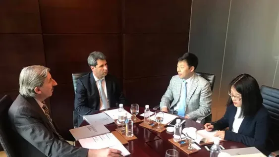 En China, el gobernador  se reunió con ejecutivos dedicados a la construcción y las energías alternativas