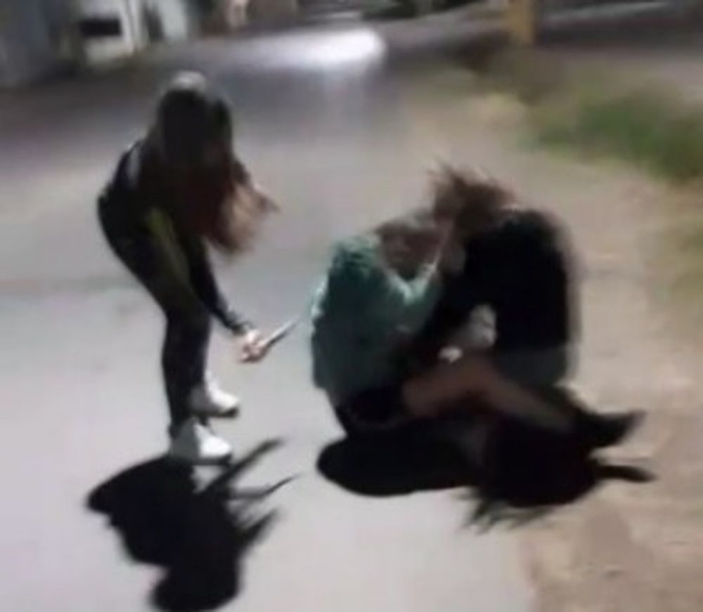 El video del impactante momento donde una chica acuchilla por la espalda a otra que peleaba en el suelo