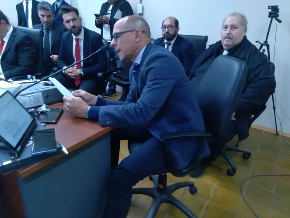 Los representantes de Fiscalía de Estado, Claudio Herrera (derecha) y José Fraifer (en el micrófono) solicitaron sumar y agravar delitos a los imputados.