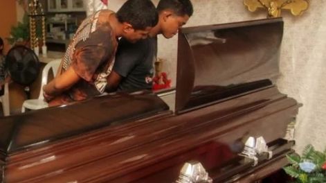 Perreo hasta la muerte: despidieron los restos de una amiga bailando reggaetón sobre su ataúd