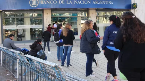 Abrieron los bancos y hubo largas colas desde la madrugada