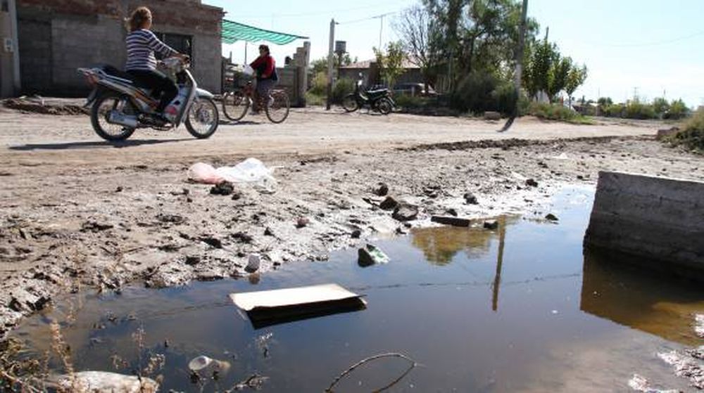 Viven encerrados por los  mosquitos y el mal olor