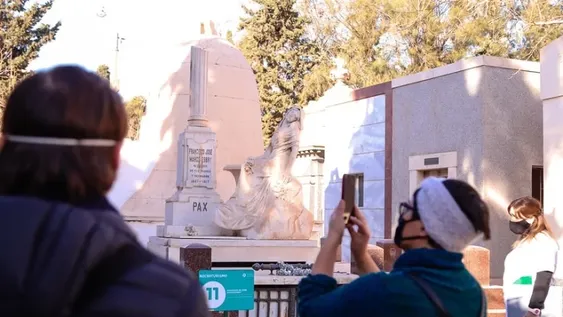 Una propuesta para conocer los secretos del cementerio de la Capital en 32 estaciones