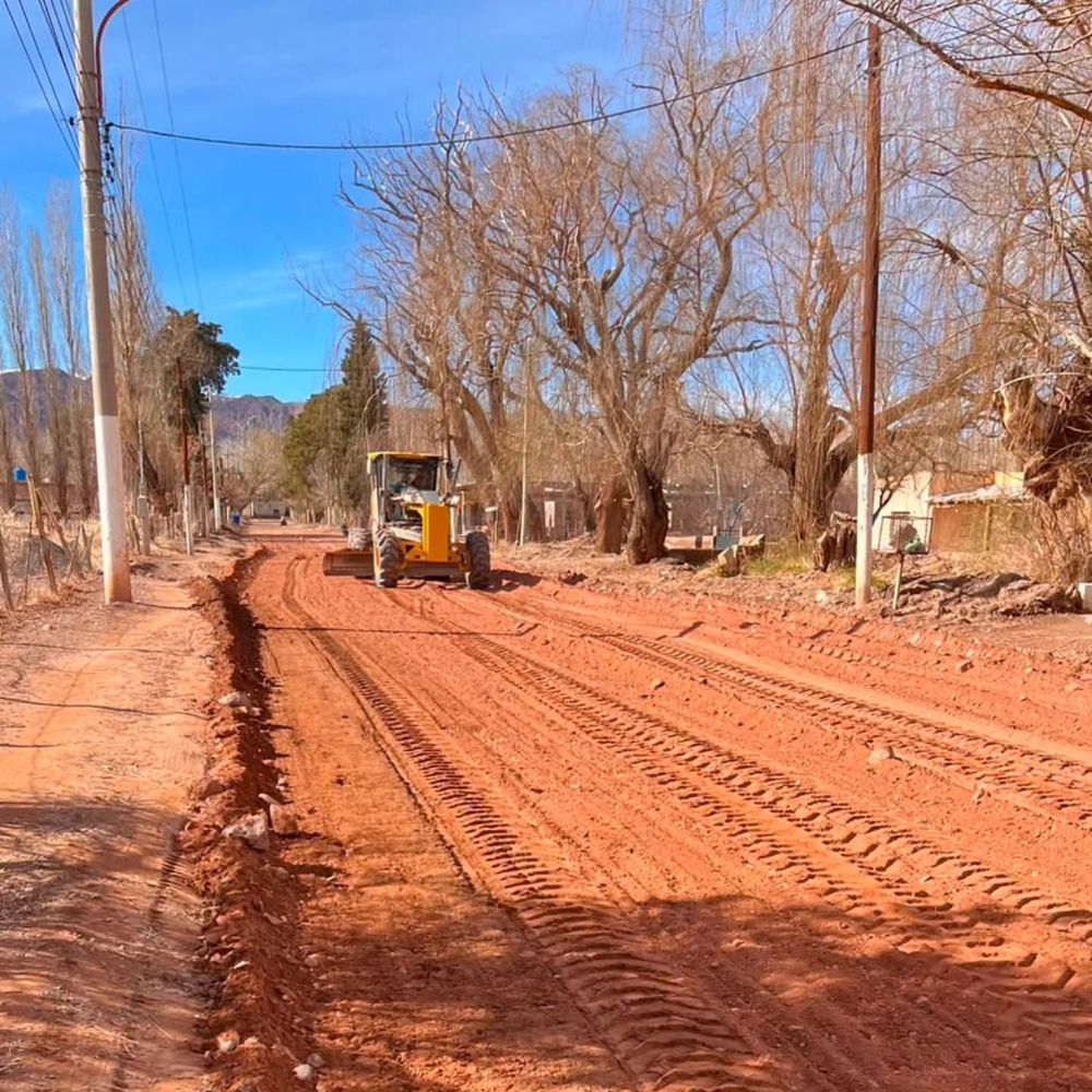 El municipio de Calingasta continúa trabajando para recuperar los caminos afectados por el temporal de lluvia y nieve.