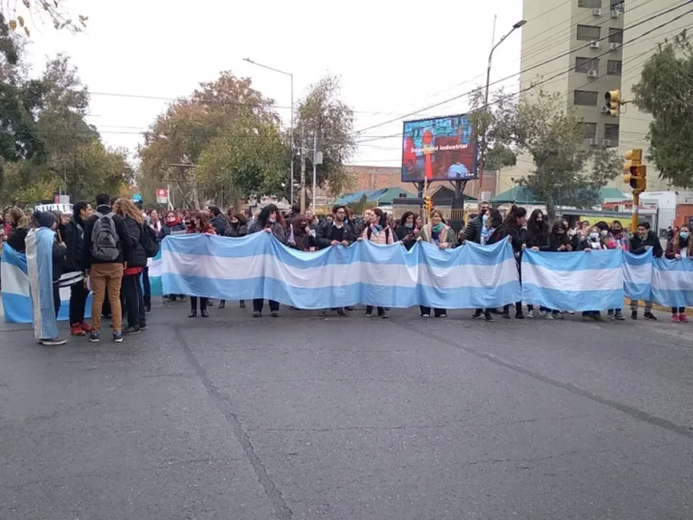 En el segundo día de paro, docentes autoconvocados marchan por la ciudad