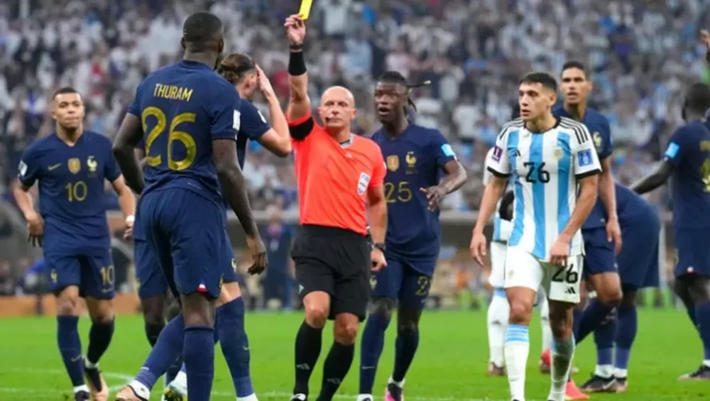Fuerte confesión del árbitro de la final: el VAR le marcó un posible penal pero decidió no revisarlo