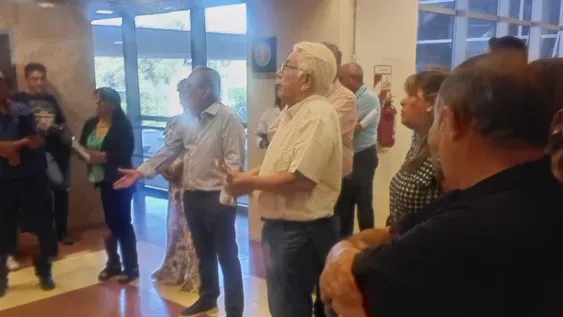 Confuso episodio en una asamblea de Pepe Villa en el Centro Cívico: mirá las imágenes