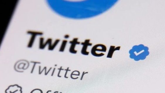Marcha atrás para algunos: Twitter restablece la insignia azul para medios y famosos