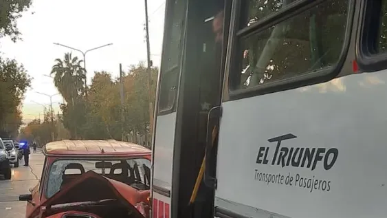 Un auto quedó destruido al chocar desde atrás a un colectivo en pleno centro