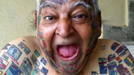 El hombre de las banderas