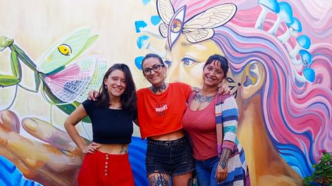 son tatuadoras, se conocieron hace seis anos y hoy estan detras de un proyecto que espera ser cobija del arte local: casa estattua