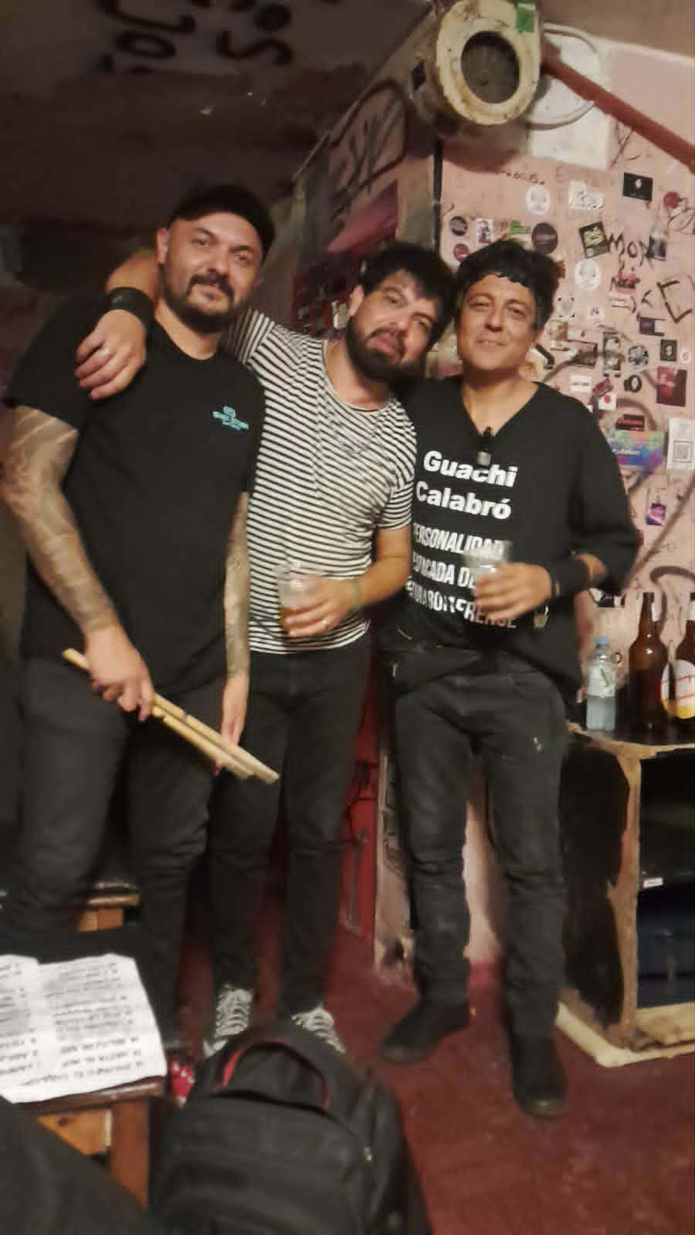 Trío Rock. Matías González en batería, Jonathan Monzón en bajo y Diego Vallejo en guitarra y voz. Los Más sola que Carola