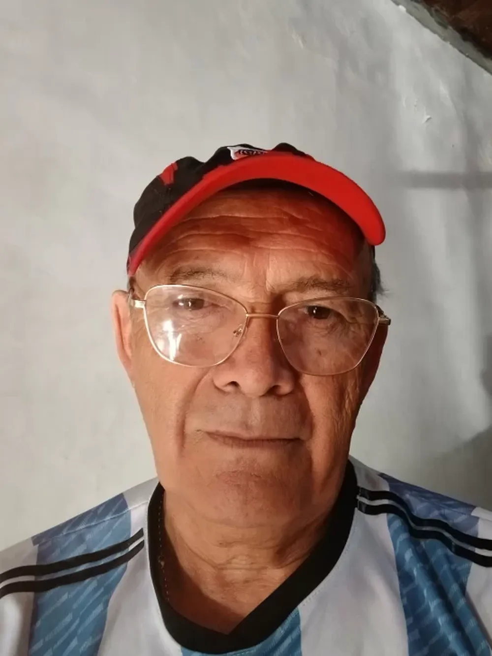 Eduardo Gómez, conocido en redes como “Decano” o “El Rey del TikTok”.