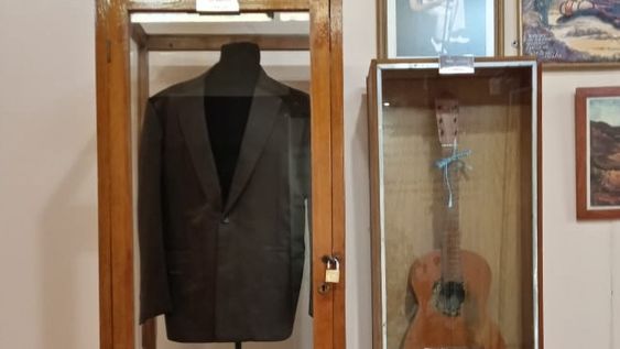 La primera guitarra de Villavicencio está en el museo de la Difunta Correa