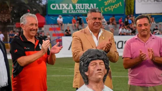 Maradona, con otra escultura