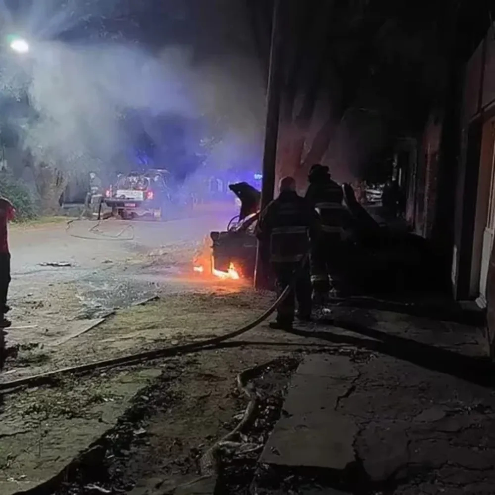 Tras el ataque al colectivero, incendiaron un taxi y balearon una comisaría