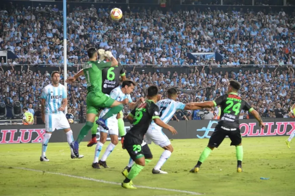 Racing festejó el campeonato en su casa con un empate ante Defensa y Justicia