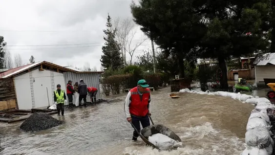 Al menos 2 muertos y 30 mil aislados por la lluvia en Chile