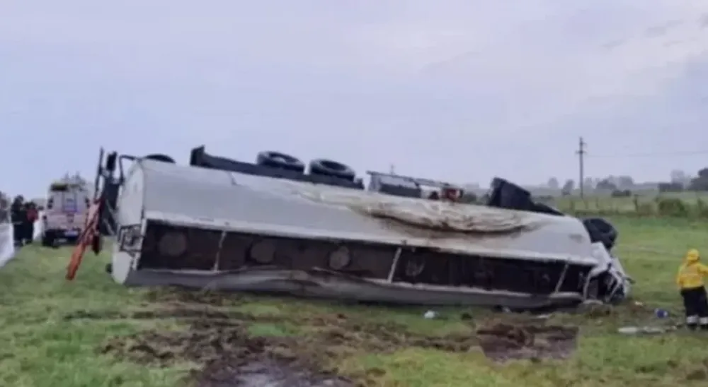 El choque entre un camión cisterna y un auto dejó cinco muertos