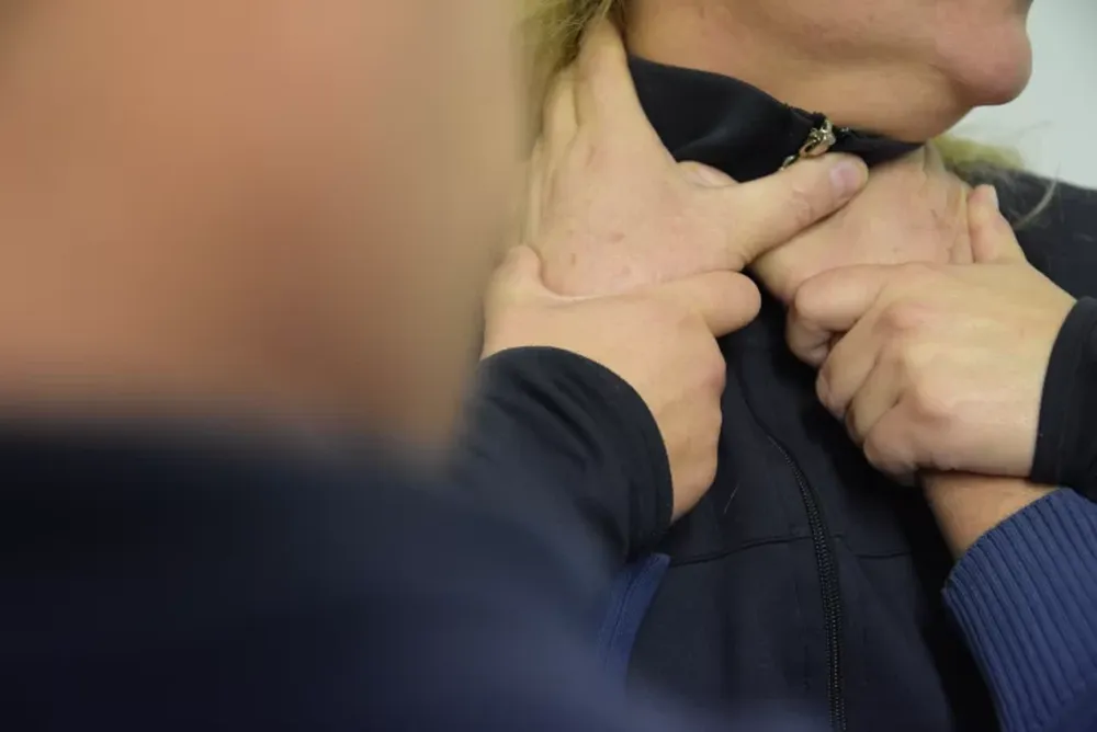 Llevaba a su hijo a la escuela y fue acorralada por su ex y la hijastra: la molieron a golpes