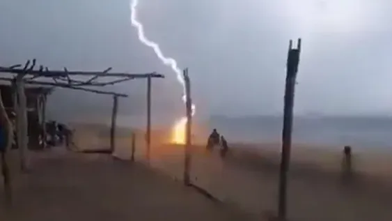 Tragedia en una playa de México: un rayo mató a dos personas cuando salían del mar