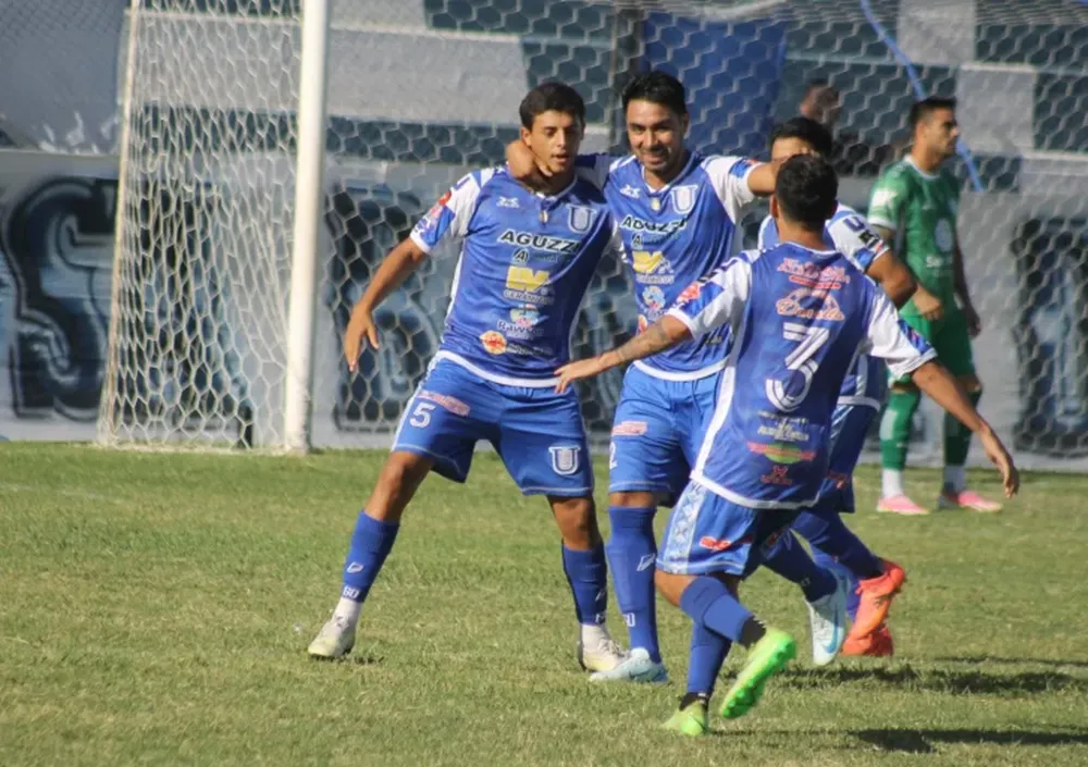 Triunfo. Unión ganó su primer partido del Apertura y festejó en Rawson ante Sportivo. Foto: E. Schlamelcher.