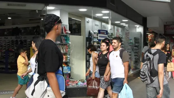 Feriado: con movimiento y empresas que se van acomodando a pagarlo