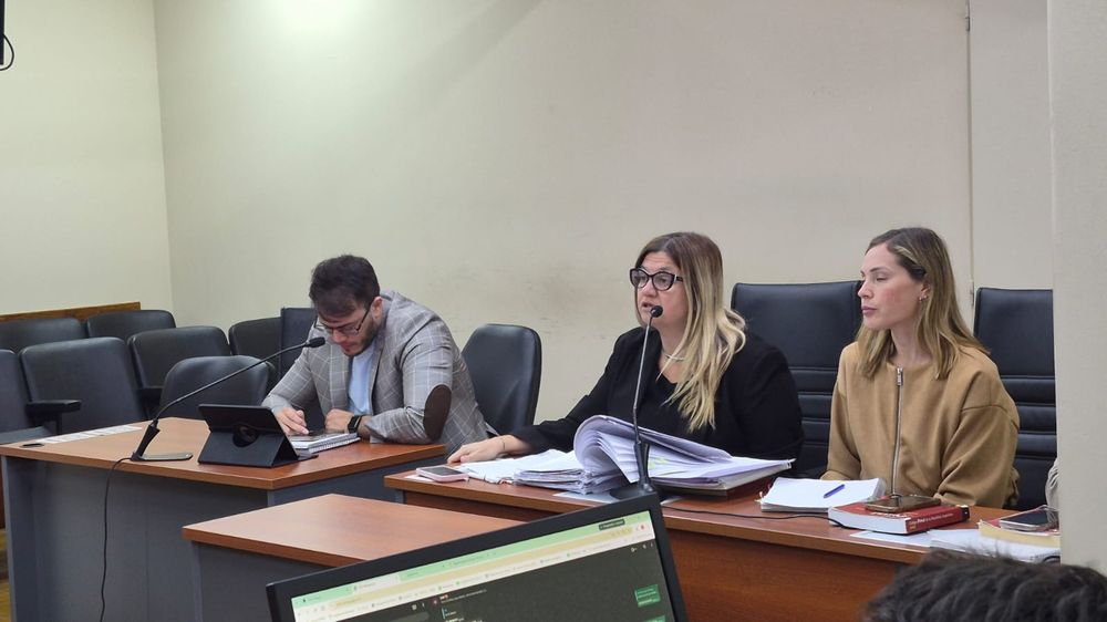 Finalmente se llevó a cabo el juicio abreviado. En otra audiencia, el joven Maza Borquez dejó sin efecto el pacto con la fiscalía tras tomar la decisión de cambiar su defensa. En la foto su actual abogado Mario Morán y a la derecha, la fiscal Daniela Pringles. 