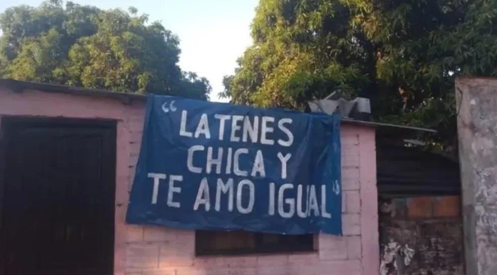 Una mujer dedicó un inusual cartel romántico por San Valentín: “No lo escraché…”