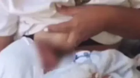 Hallaron a un bebé recién nacido abandonado en un descampado y rodeado de perros