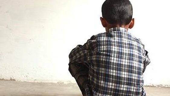 Un nene jugaba en la vereda, llegó su vecino, se bajó el pantalón y le mostró sus partes íntimas